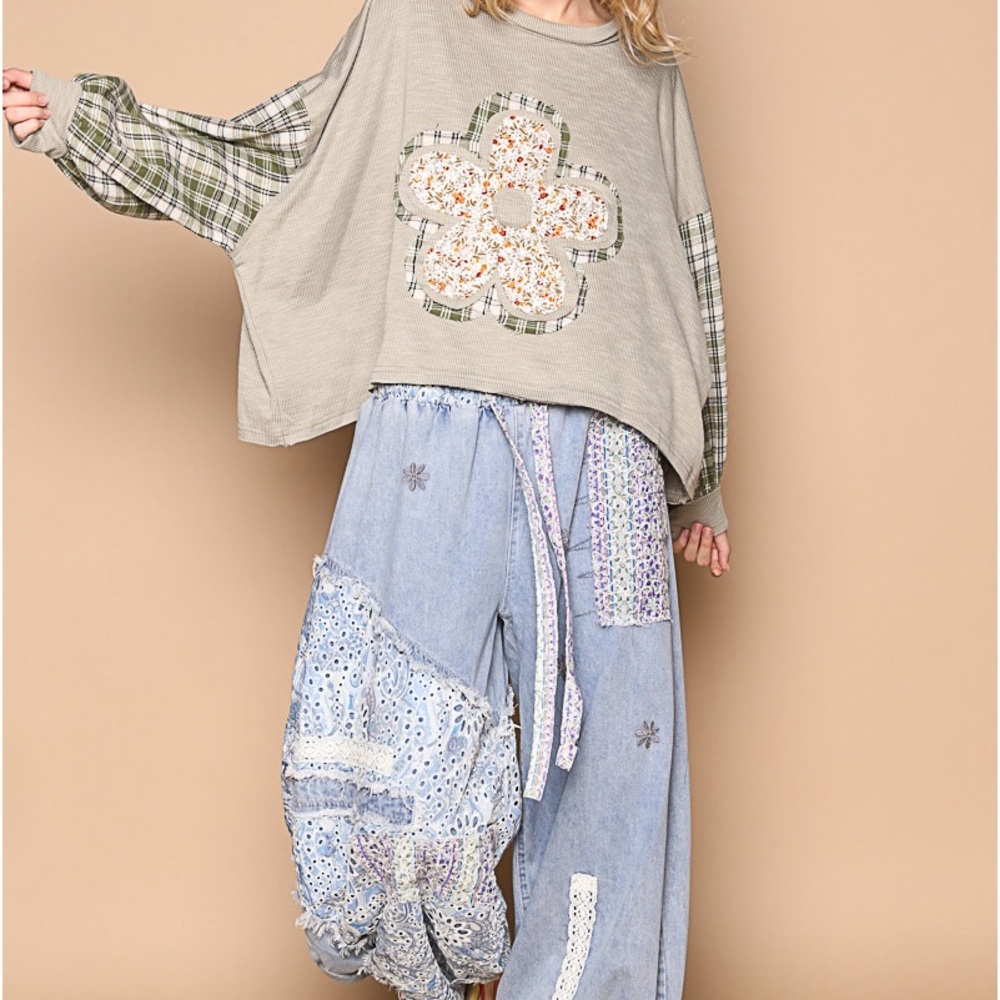96. NWOT POL Pullover Green Plaid Floral Flower Patch Applique Long Sleeve Top - Picture 2 of 3